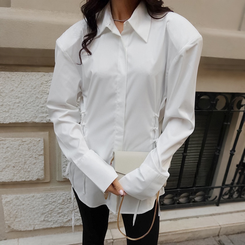 Chemise blanche chic à épaulettes et lacets boutonnés