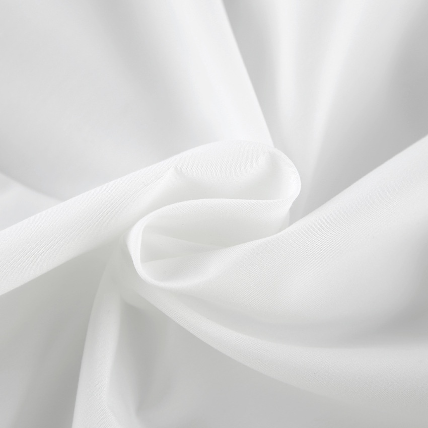 Chemisier élégant à manches bouffantes et volants, orné d'un lien au dos.