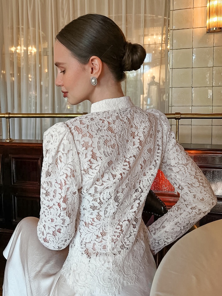 Chemisier élégant en dentelle blanche à col montant - Haut à manches longues