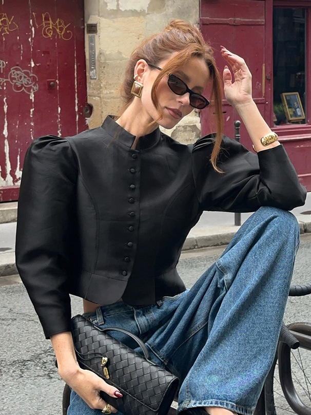 Chemisier court élégant à manches bouffantes et col montant