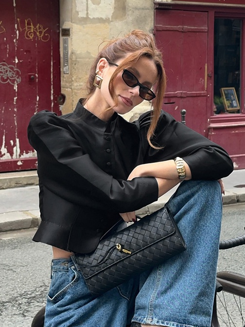 Chemisier court élégant à manches bouffantes et col montant