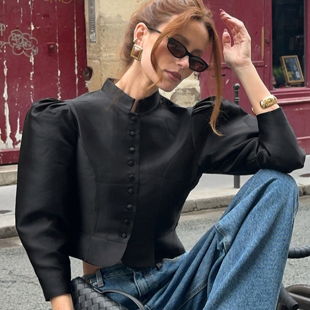 Chemisier court élégant à manches bouffantes et col montant