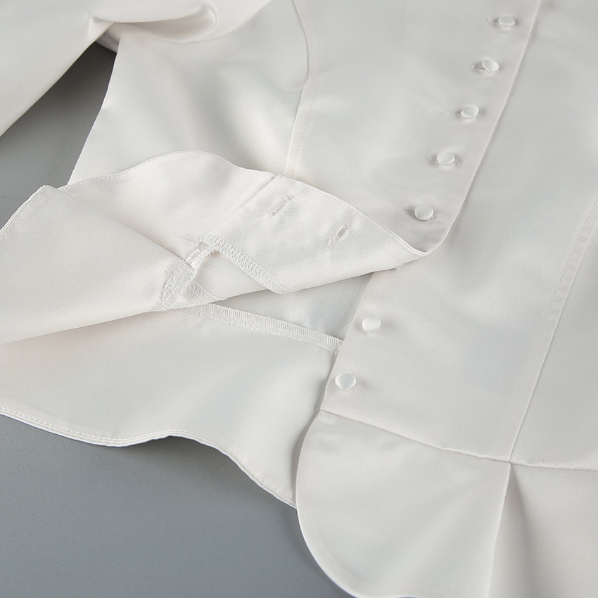 Chemisier court élégant à manches bouffantes et col montant