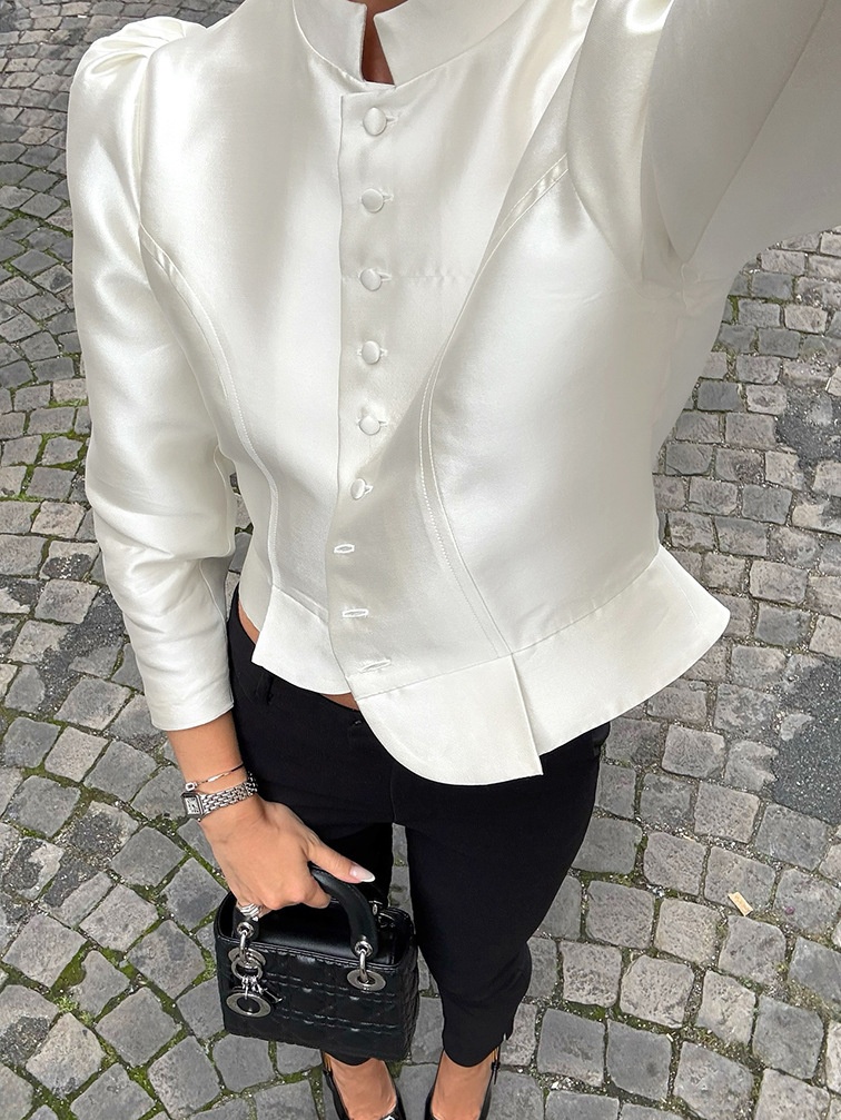 Chemisier court élégant à manches bouffantes et col montant