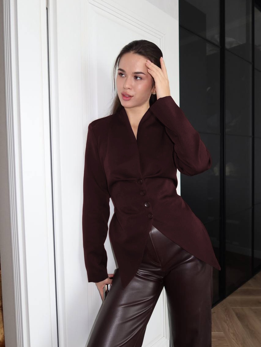 Blazer da donna con scollo a V, vita stretta e laccetti sul retro.