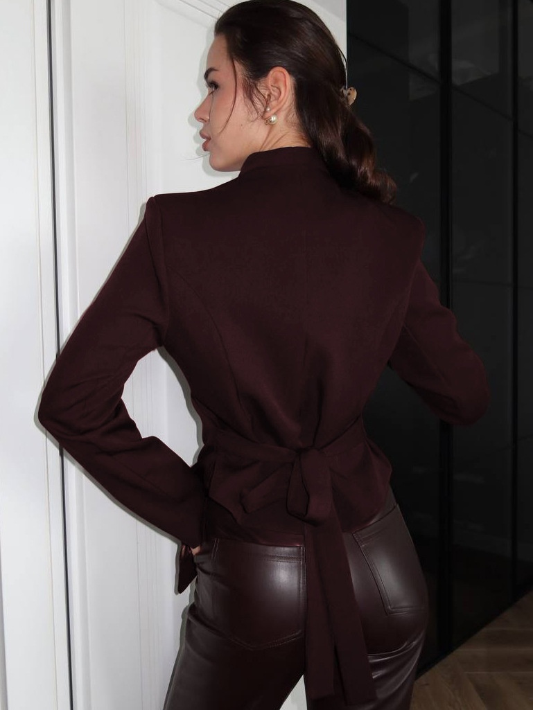 Blazer da donna con scollo a V, vita stretta e laccetti sul retro.