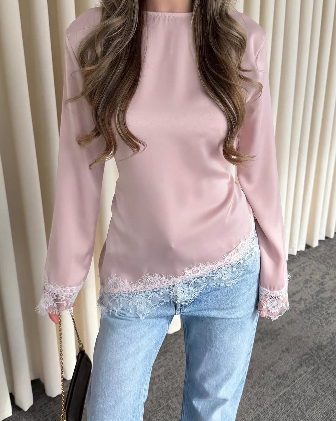 Camicetta da donna a maniche lunghe con bordo in pizzo e ciglia in raso.