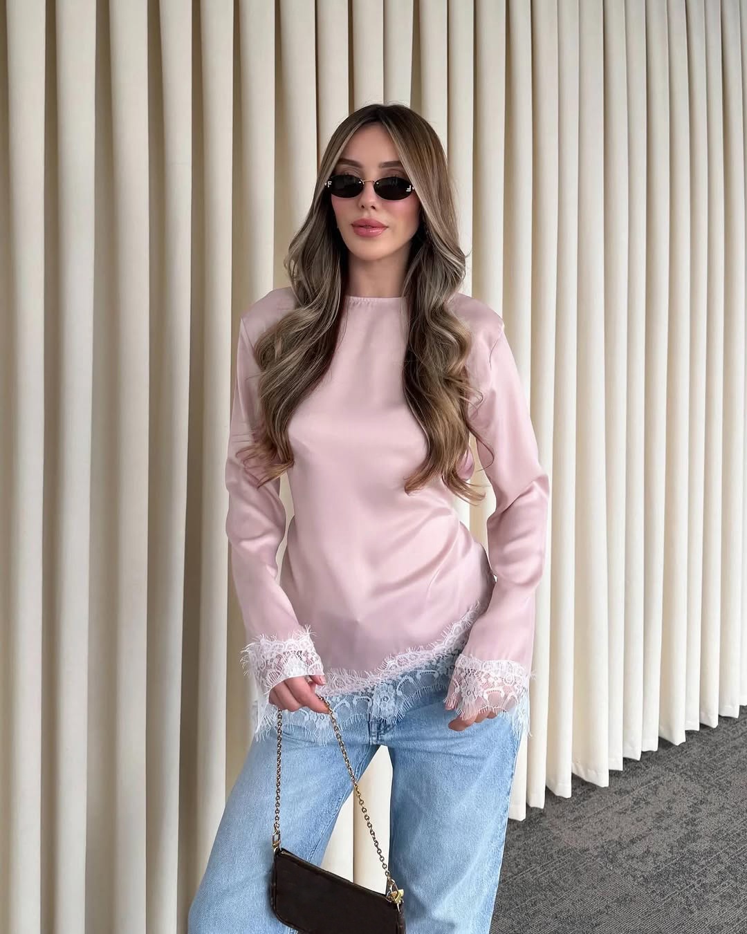 Camicetta da donna a maniche lunghe con bordo in pizzo e ciglia in raso.