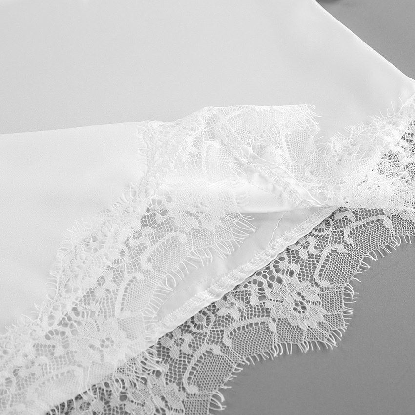 Camicetta da donna a maniche lunghe con bordo in pizzo e ciglia in raso.