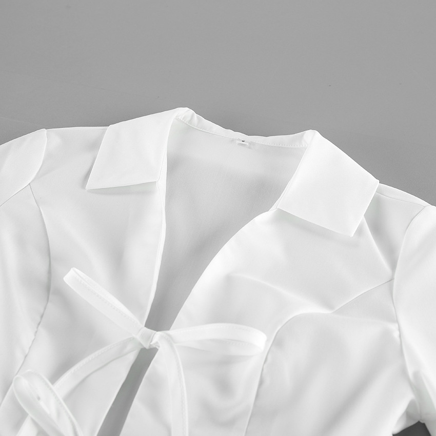 Camicetta da donna a maniche lunghe con colletto e laccetti sul davanti, colore bianco.