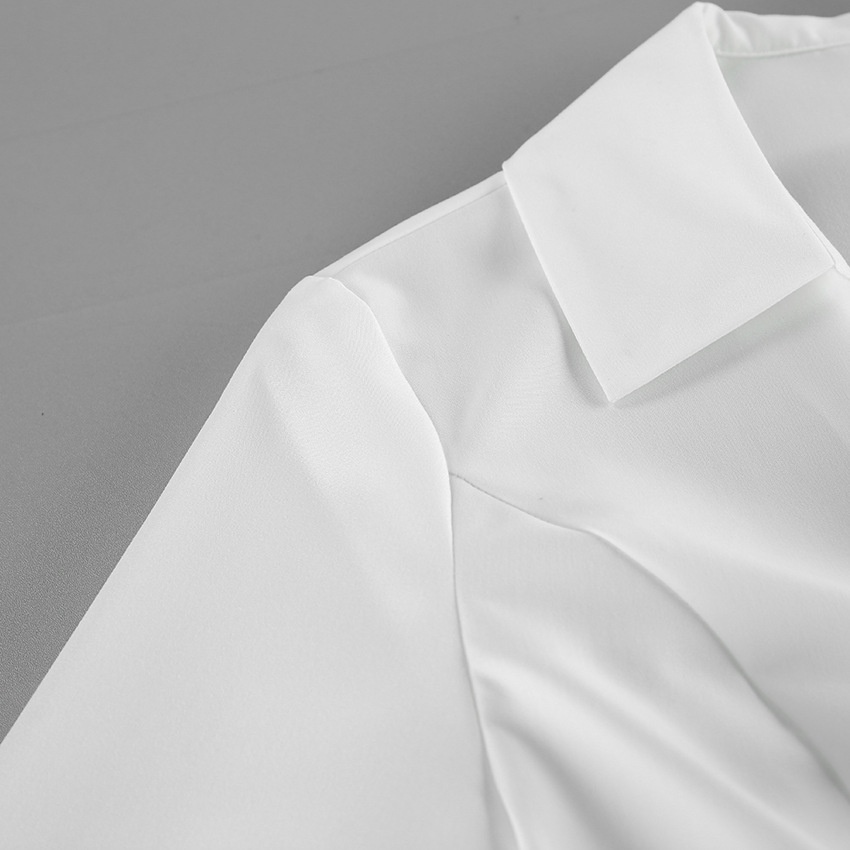 Camicetta da donna a maniche lunghe con colletto e laccetti sul davanti, colore bianco.