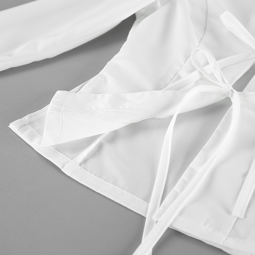 Camicetta da donna a maniche lunghe con colletto e laccetti sul davanti, colore bianco.