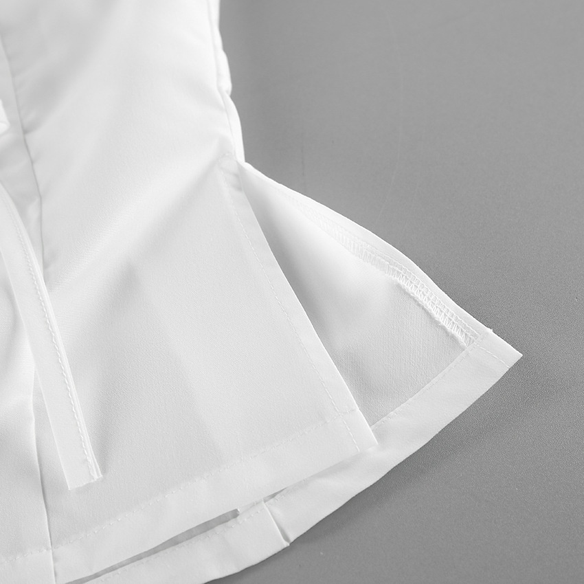 Camicetta da donna a maniche lunghe con colletto e laccetti sul davanti, colore bianco.