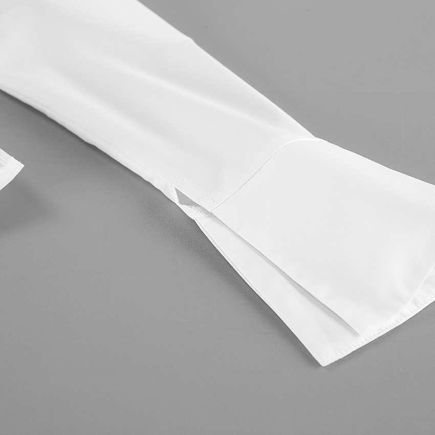Camicetta da donna a maniche lunghe con colletto e laccetti sul davanti, colore bianco.