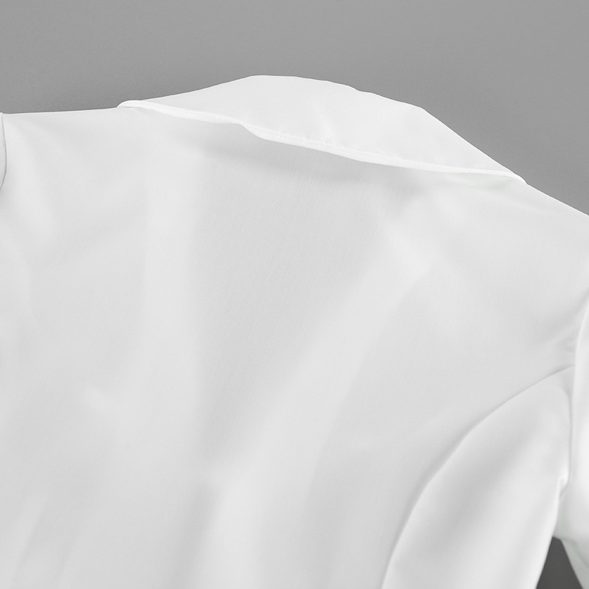 Camicetta da donna a maniche lunghe con colletto e laccetti sul davanti, colore bianco.