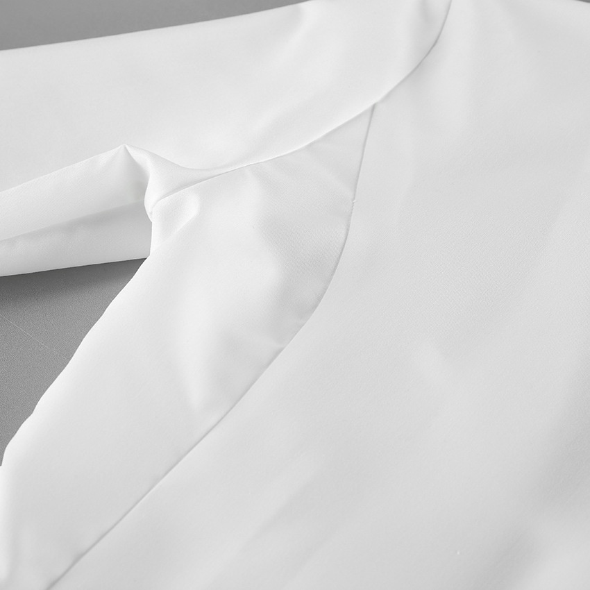 Camicetta da donna a maniche lunghe con colletto e laccetti sul davanti, colore bianco.