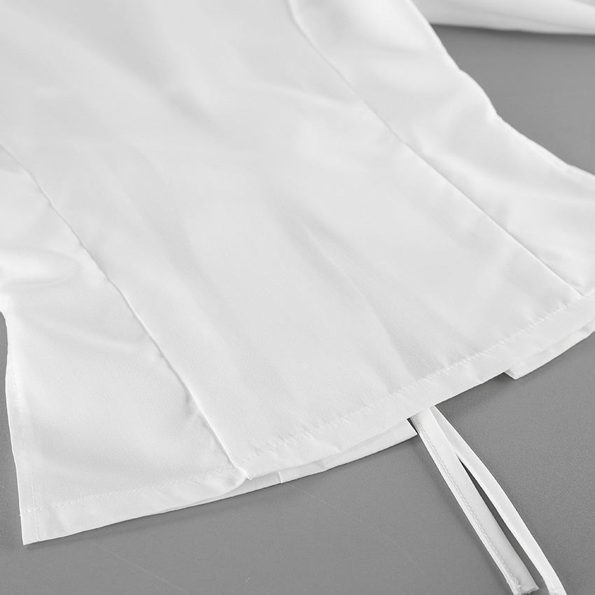 Camicetta da donna a maniche lunghe con colletto e laccetti sul davanti, colore bianco.