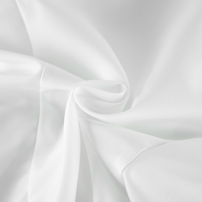Camicetta da donna a maniche lunghe con colletto e laccetti sul davanti, colore bianco.