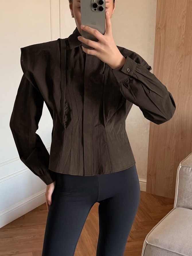 Camicetta da donna a maniche lunghe con pieghe e vita a corsetto