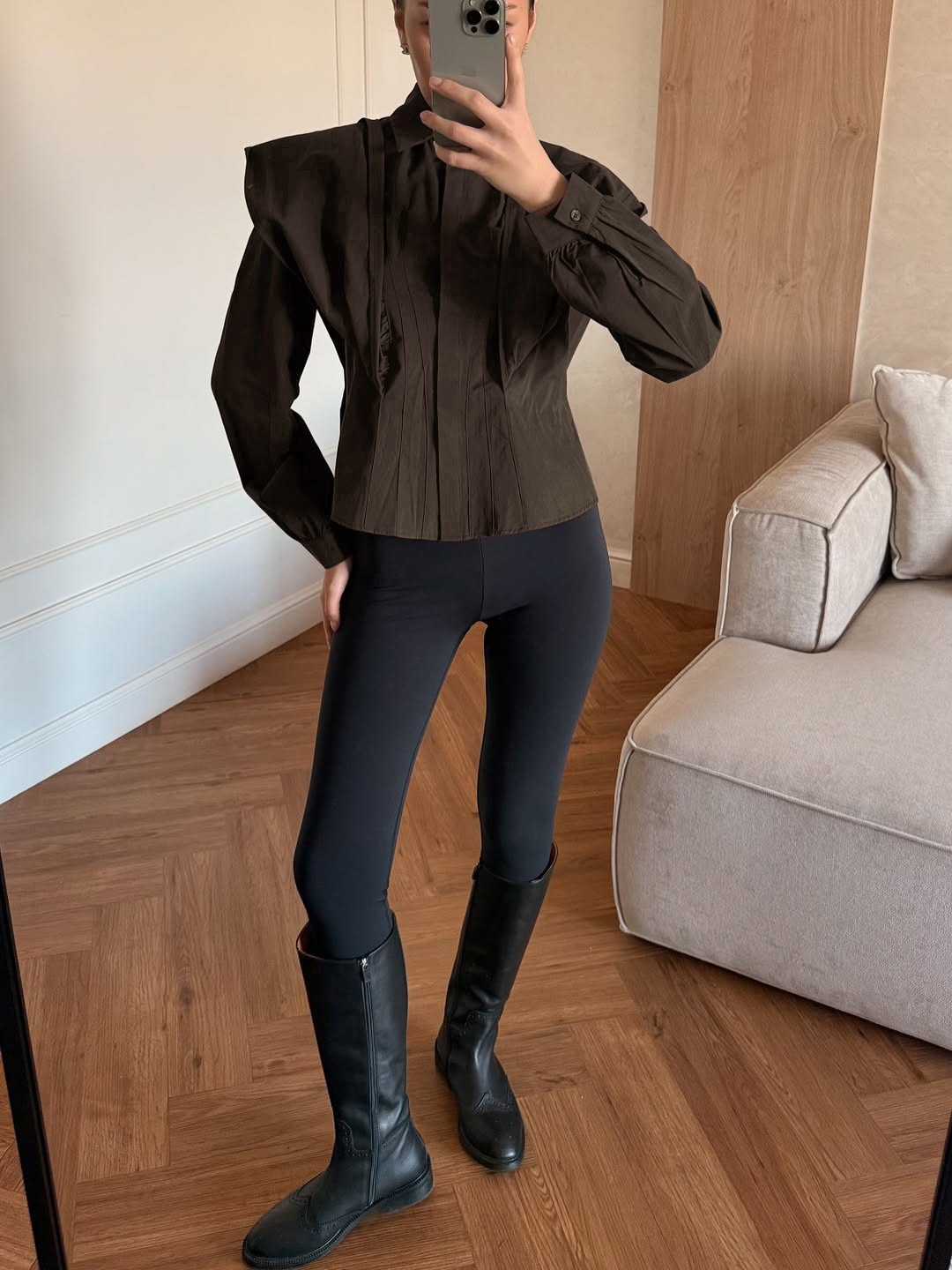 Camicetta da donna a maniche lunghe con pieghe e vita a corsetto