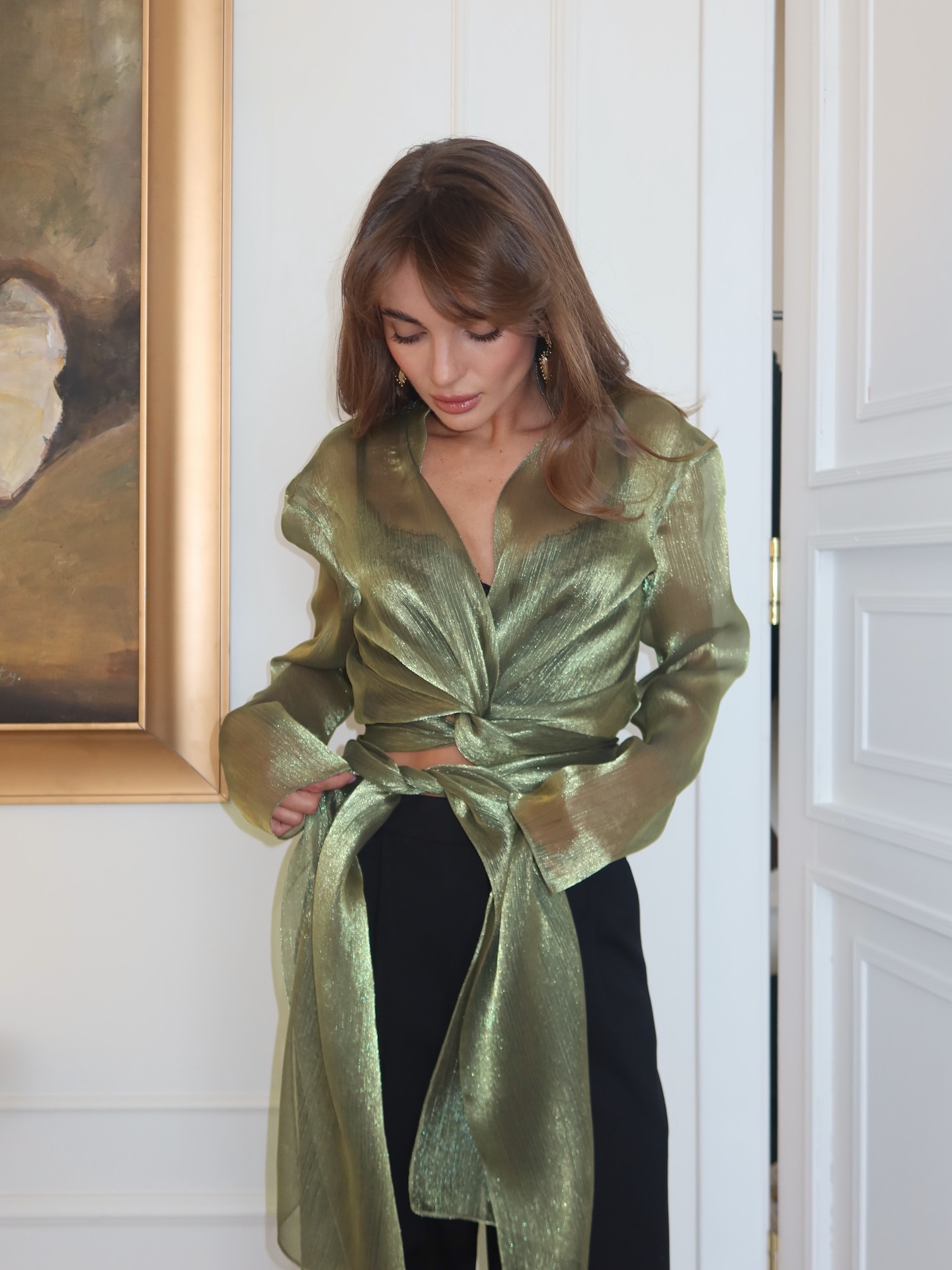 Blusa corta avvolgente verde scintillante e trasparente con nodo sul davanti