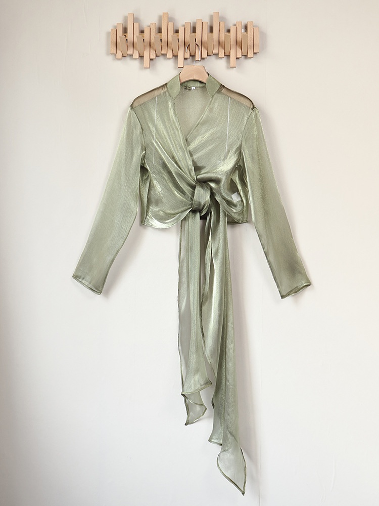Blusa corta avvolgente verde scintillante e trasparente con nodo sul davanti