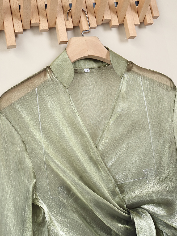 Blusa corta avvolgente verde scintillante e trasparente con nodo sul davanti