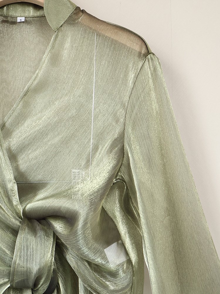 Blusa corta avvolgente verde scintillante e trasparente con nodo sul davanti