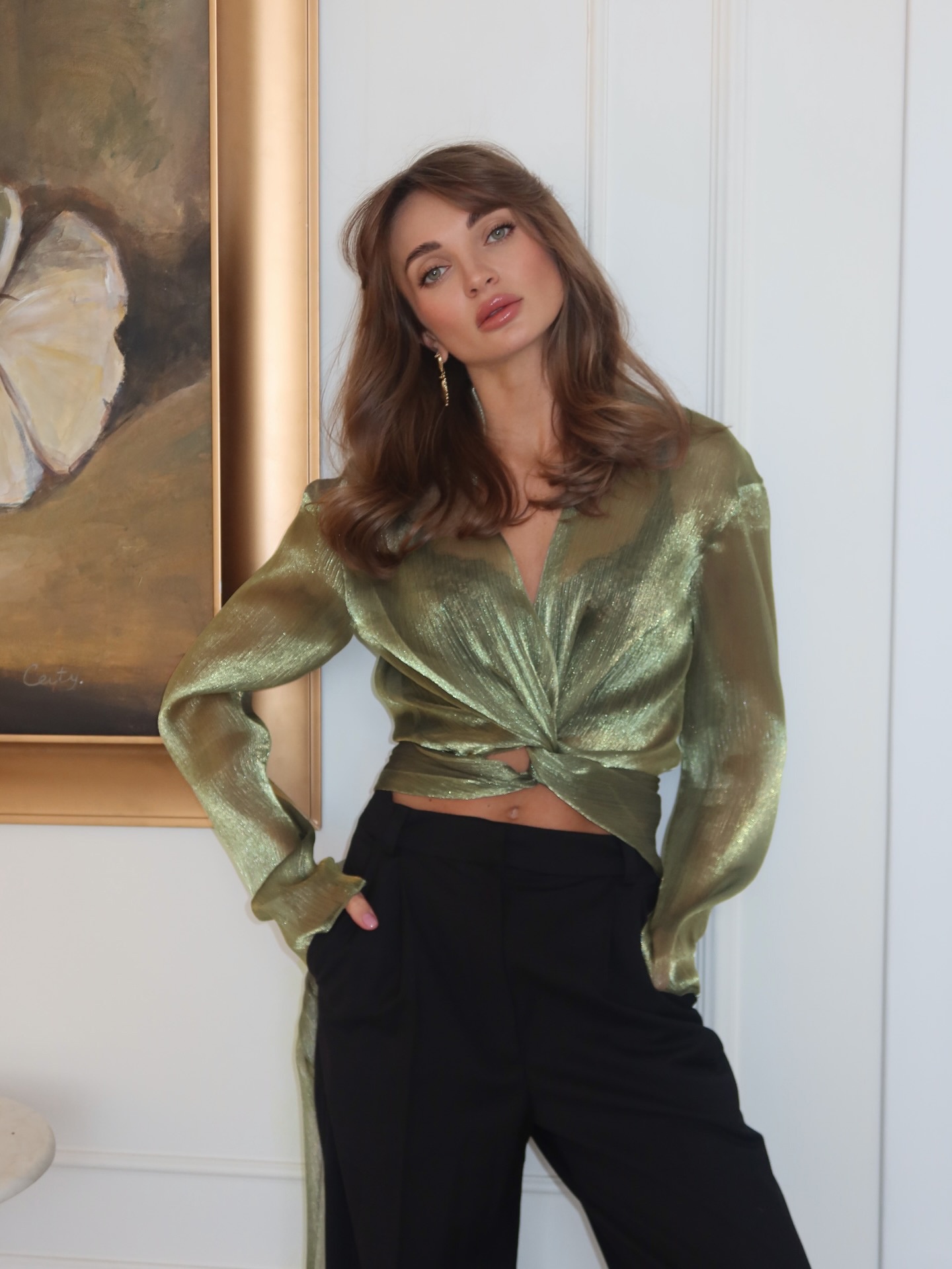 Blusa corta avvolgente verde scintillante e trasparente con nodo sul davanti