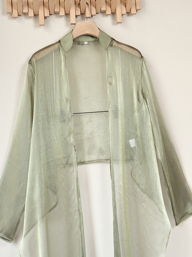 Blusa corta avvolgente verde scintillante e trasparente con nodo sul davanti