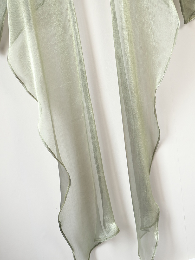 Blusa corta avvolgente verde scintillante e trasparente con nodo sul davanti