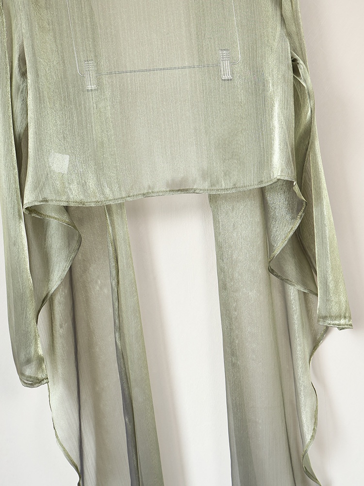 Blusa corta avvolgente verde scintillante e trasparente con nodo sul davanti