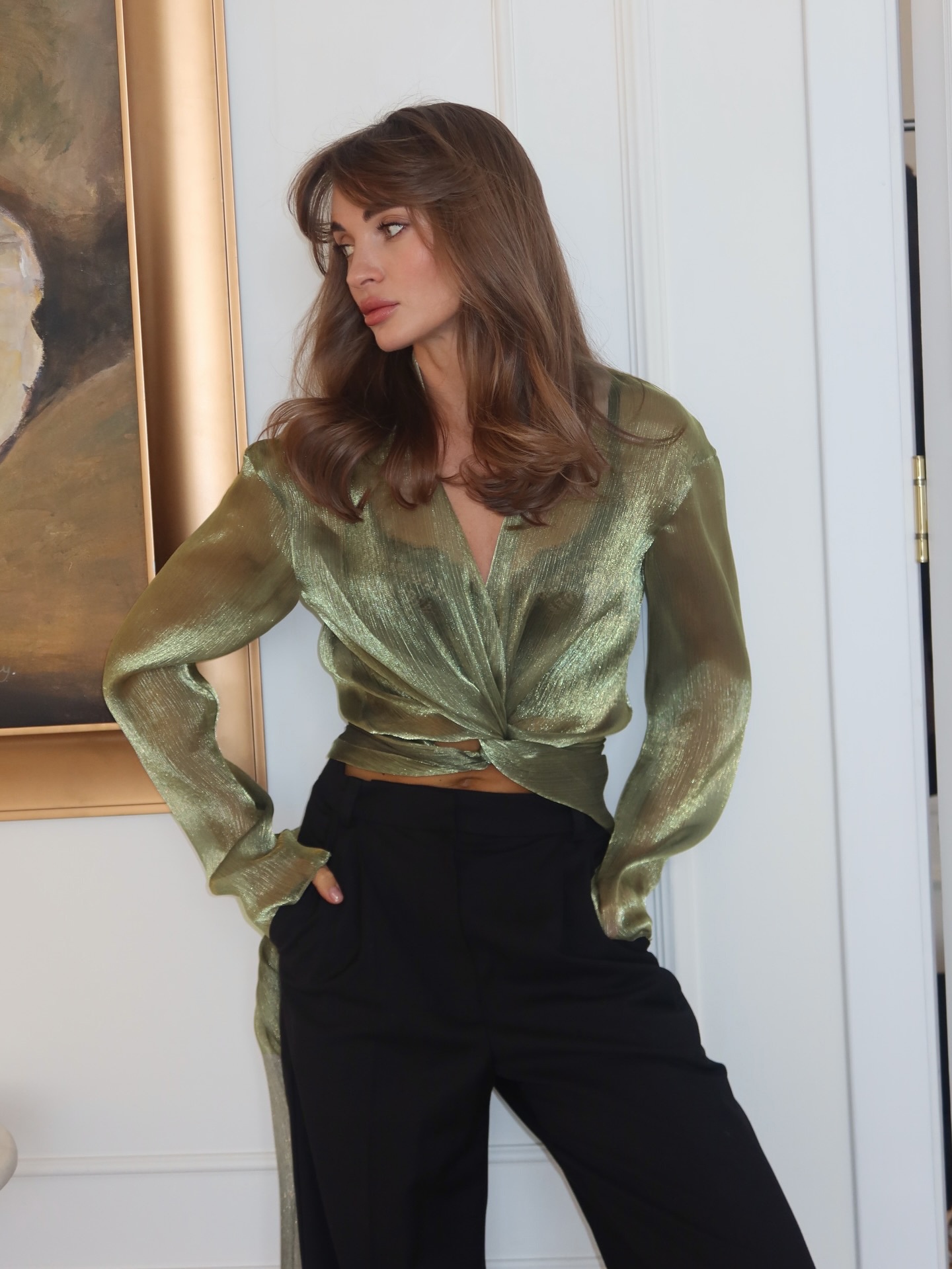 Blusa corta avvolgente verde scintillante e trasparente con nodo sul davanti