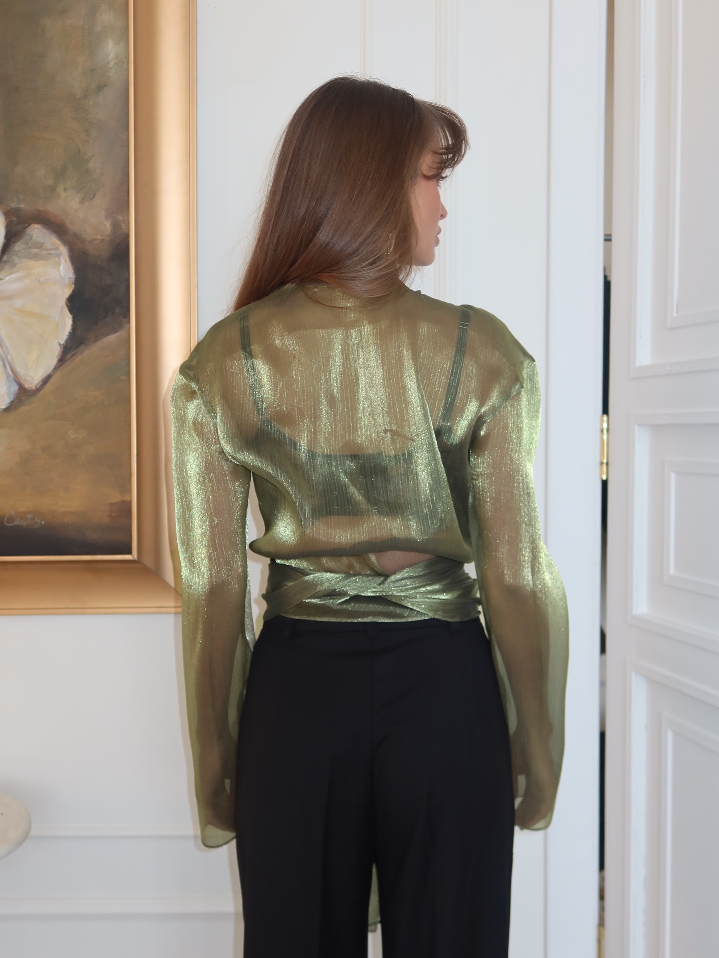 Blusa corta avvolgente verde scintillante e trasparente con nodo sul davanti