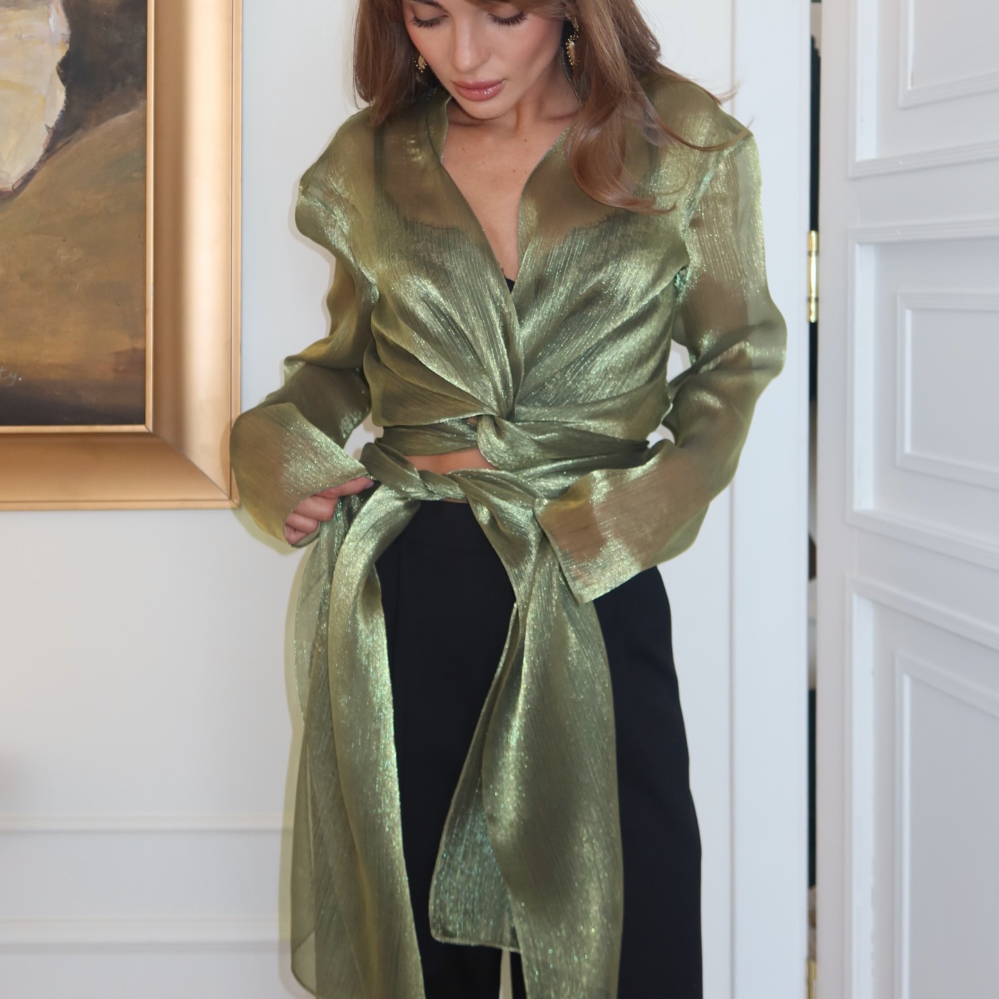 Blusa corta avvolgente verde scintillante e trasparente con nodo sul davanti