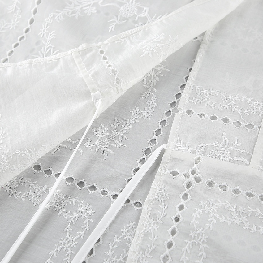 Camicetta bianca con maniche corte e laccetti, in pizzo ricamato