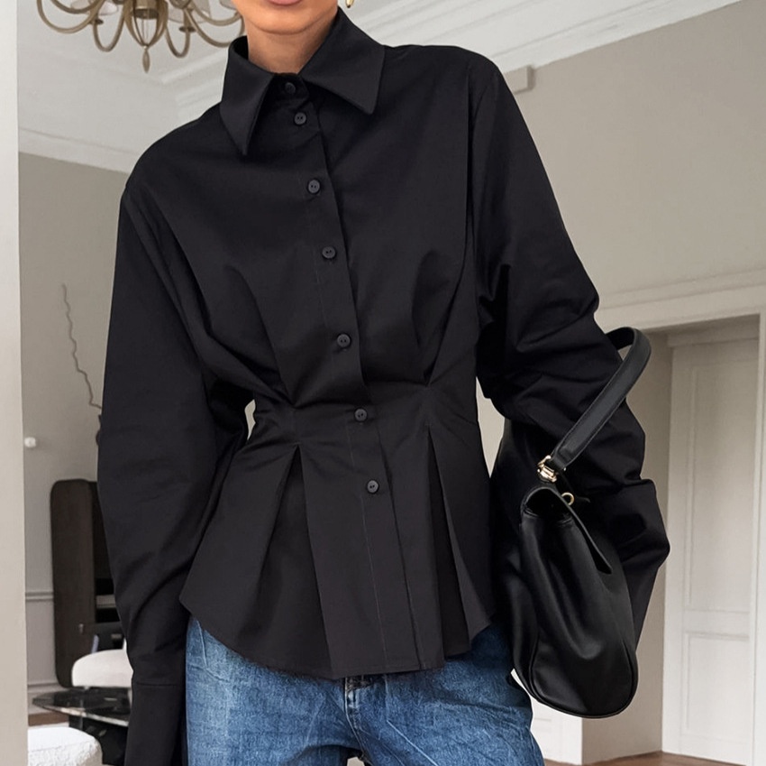 Camicia a maniche lunghe con vita plissettata e chiusura a bottoni
