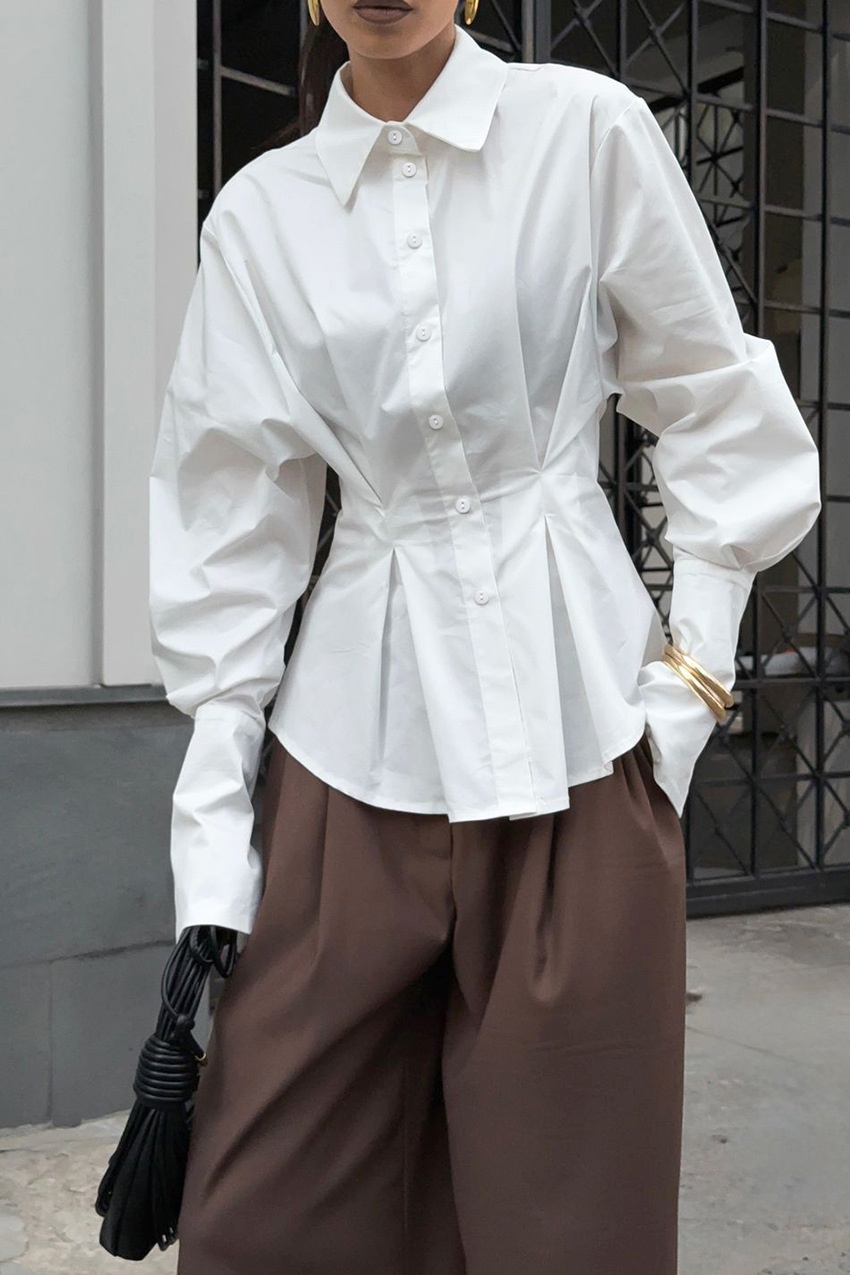 Camicia a maniche lunghe con vita plissettata e chiusura a bottoni