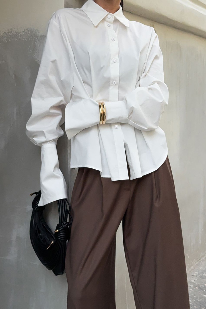 Camicia a maniche lunghe con vita plissettata e chiusura a bottoni