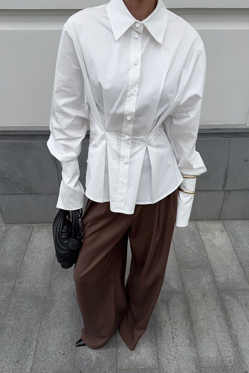 Camicia a maniche lunghe con vita plissettata e chiusura a bottoni