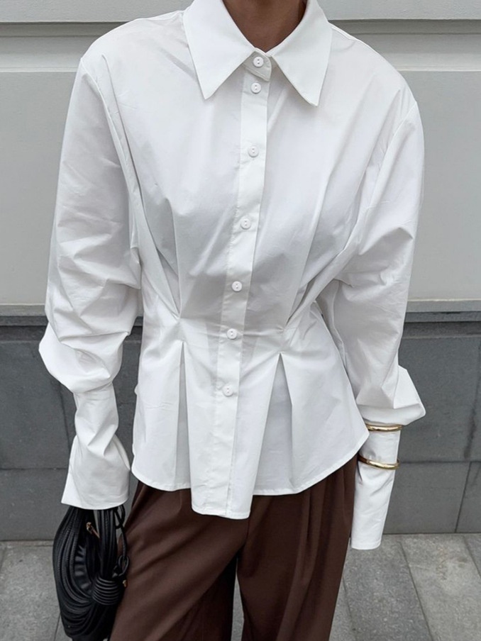 Camicia a maniche lunghe con vita plissettata e chiusura a bottoni