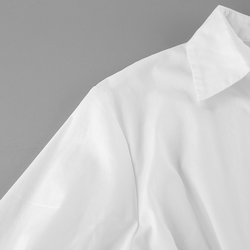 Camicia a maniche lunghe con vita plissettata e chiusura a bottoni