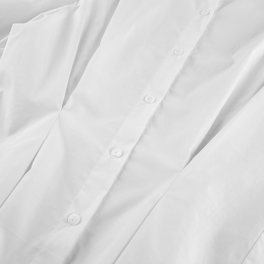 Camicia a maniche lunghe con vita plissettata e chiusura a bottoni