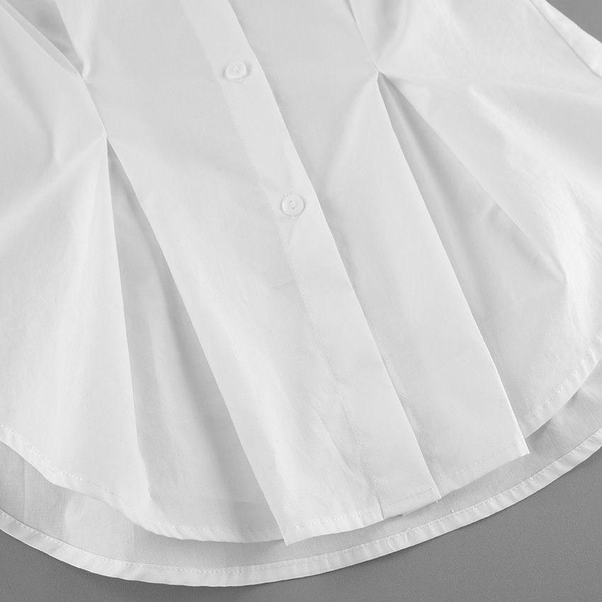 Camicia a maniche lunghe con vita plissettata e chiusura a bottoni
