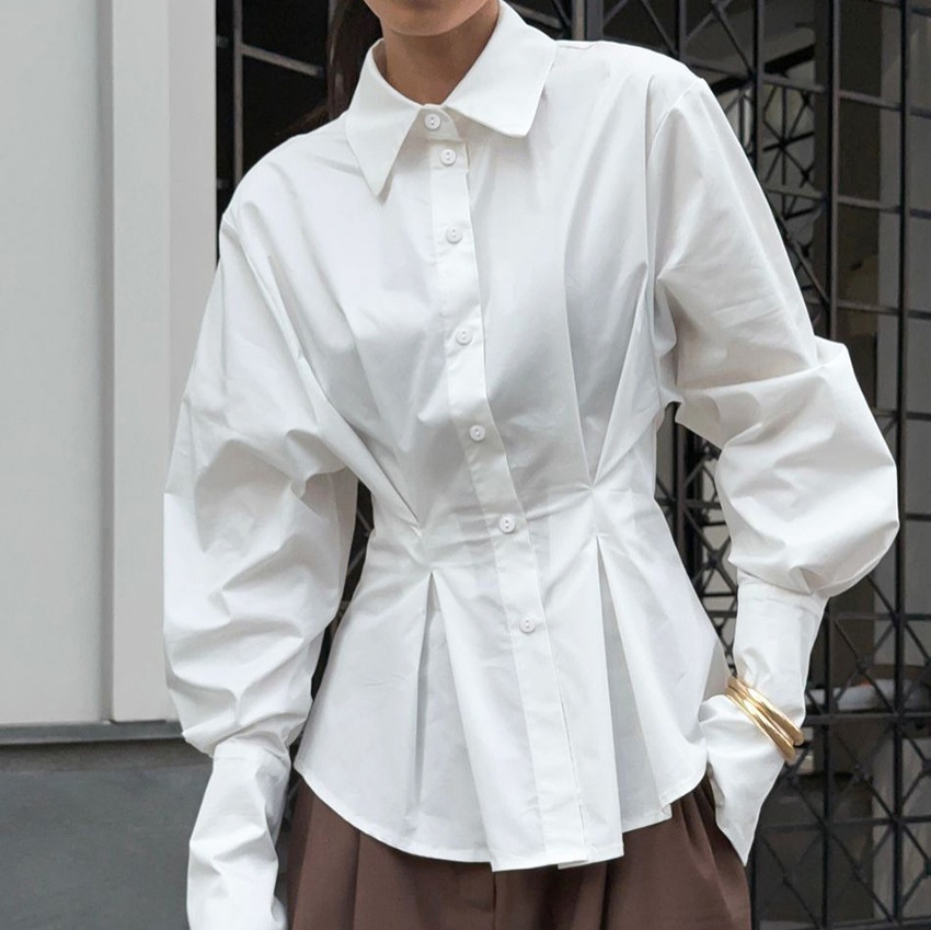 Camicia a maniche lunghe con vita plissettata e chiusura a bottoni