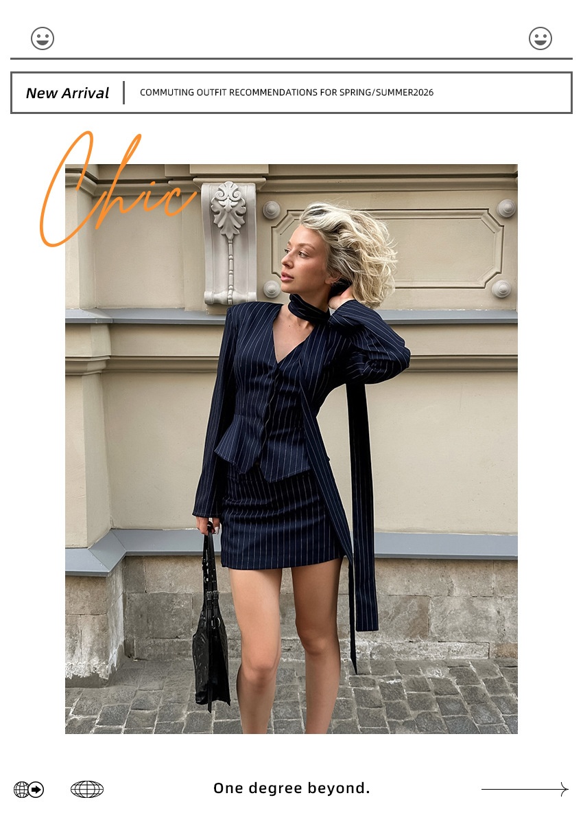 Completo composto da blazer gessato, minigonna e sciarpa.