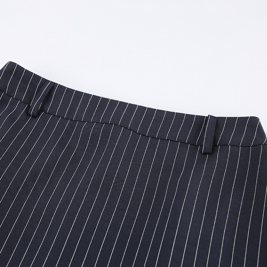 Completo composto da blazer gessato, minigonna e sciarpa.