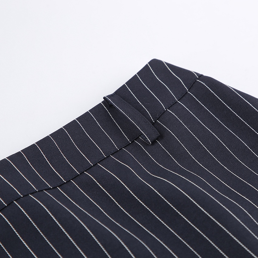 Completo composto da blazer gessato, minigonna e sciarpa.