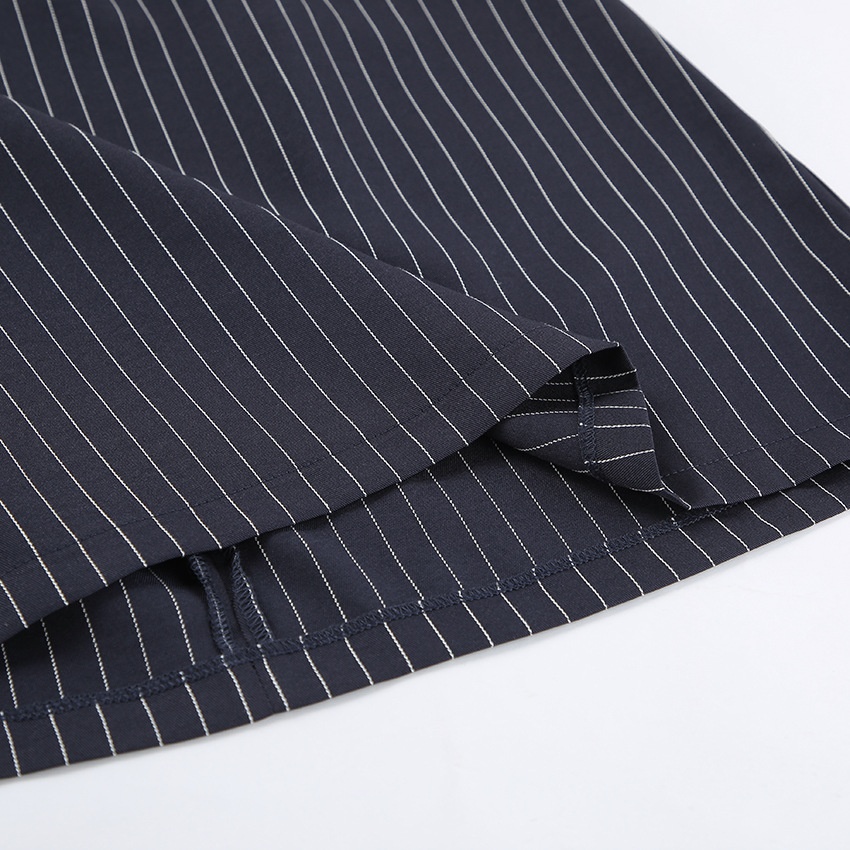 Completo composto da blazer gessato, minigonna e sciarpa.