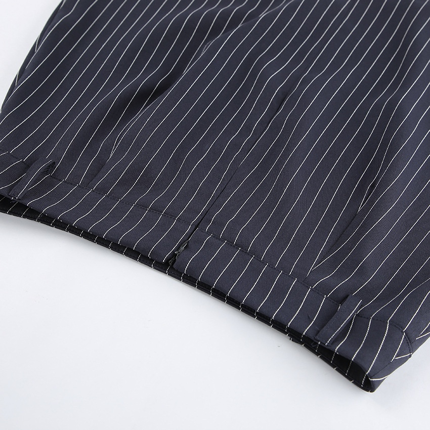 Completo composto da blazer gessato, minigonna e sciarpa.